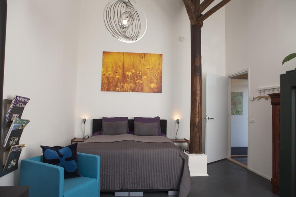 Bed, Living room, Photo of the whole room, Decorative detail, Seating area, Bedroom