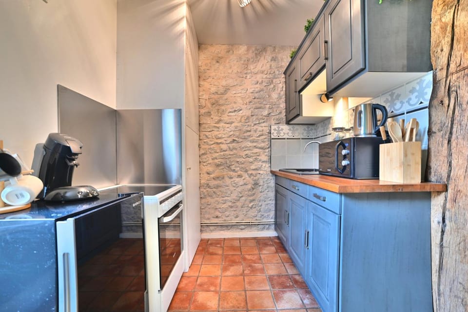 Coffee/tea facilities, Kitchen or kitchenette, oven, stove, toaster