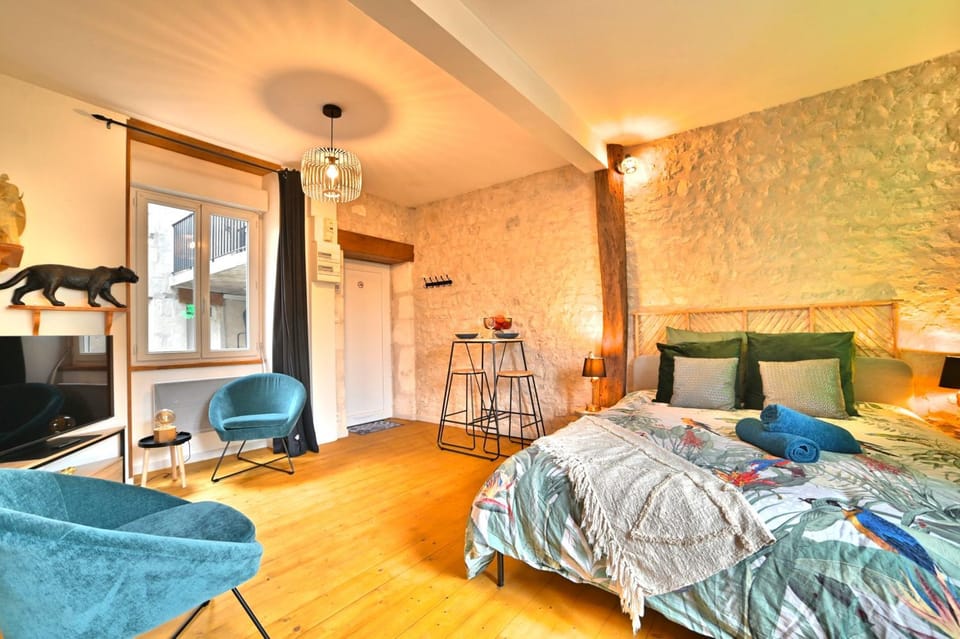 Bed, Living room, Photo of the whole room, Seating area, Bedroom