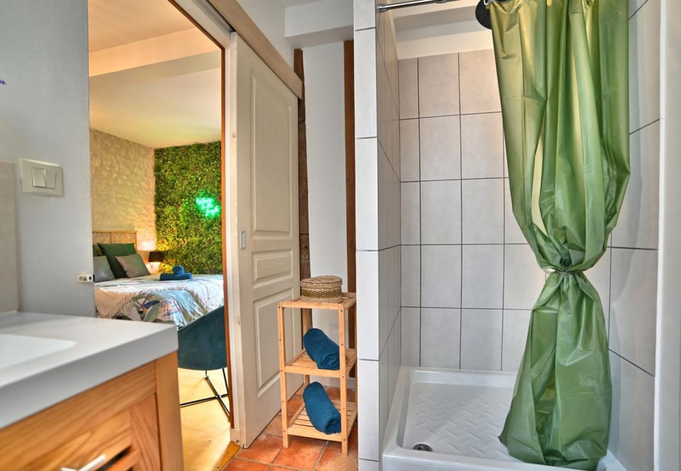 Shower, Bathroom, towels