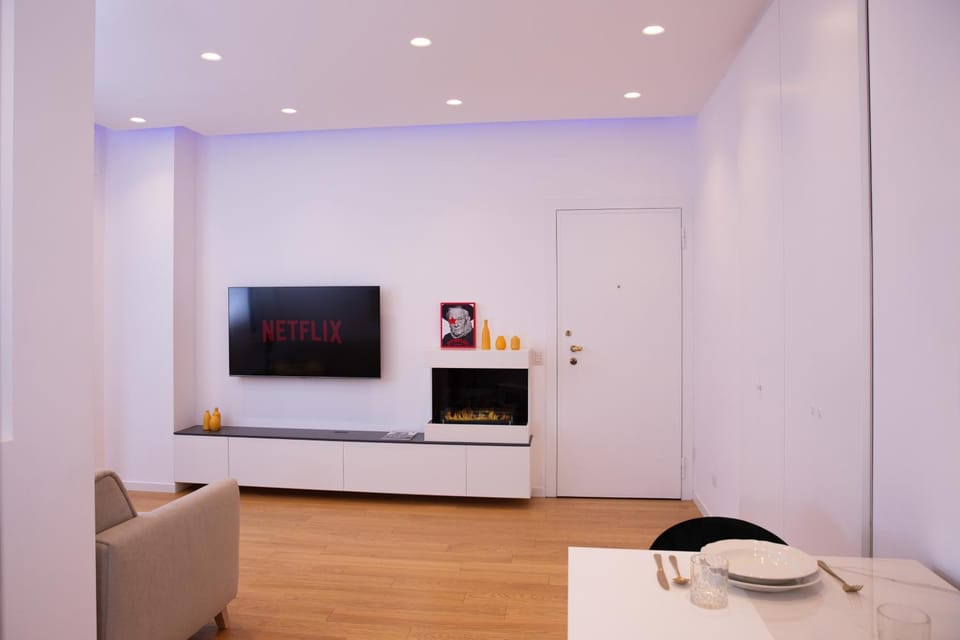 Communal lounge/ TV room, Facade/entrance, TV and multimedia, Living room, Dining area, fireplace, heating, air conditioner