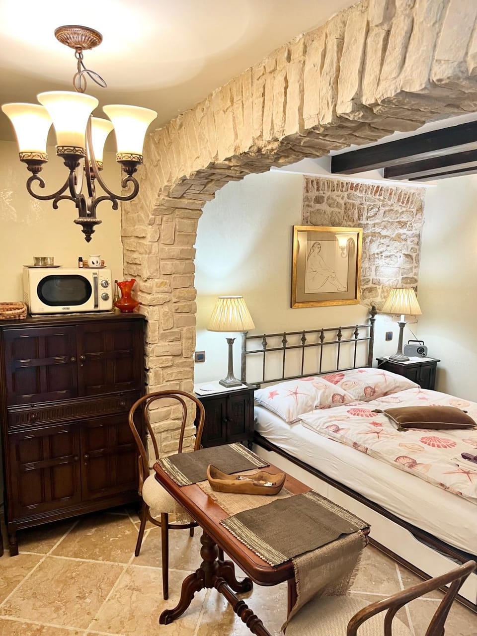 Bed, Dining area