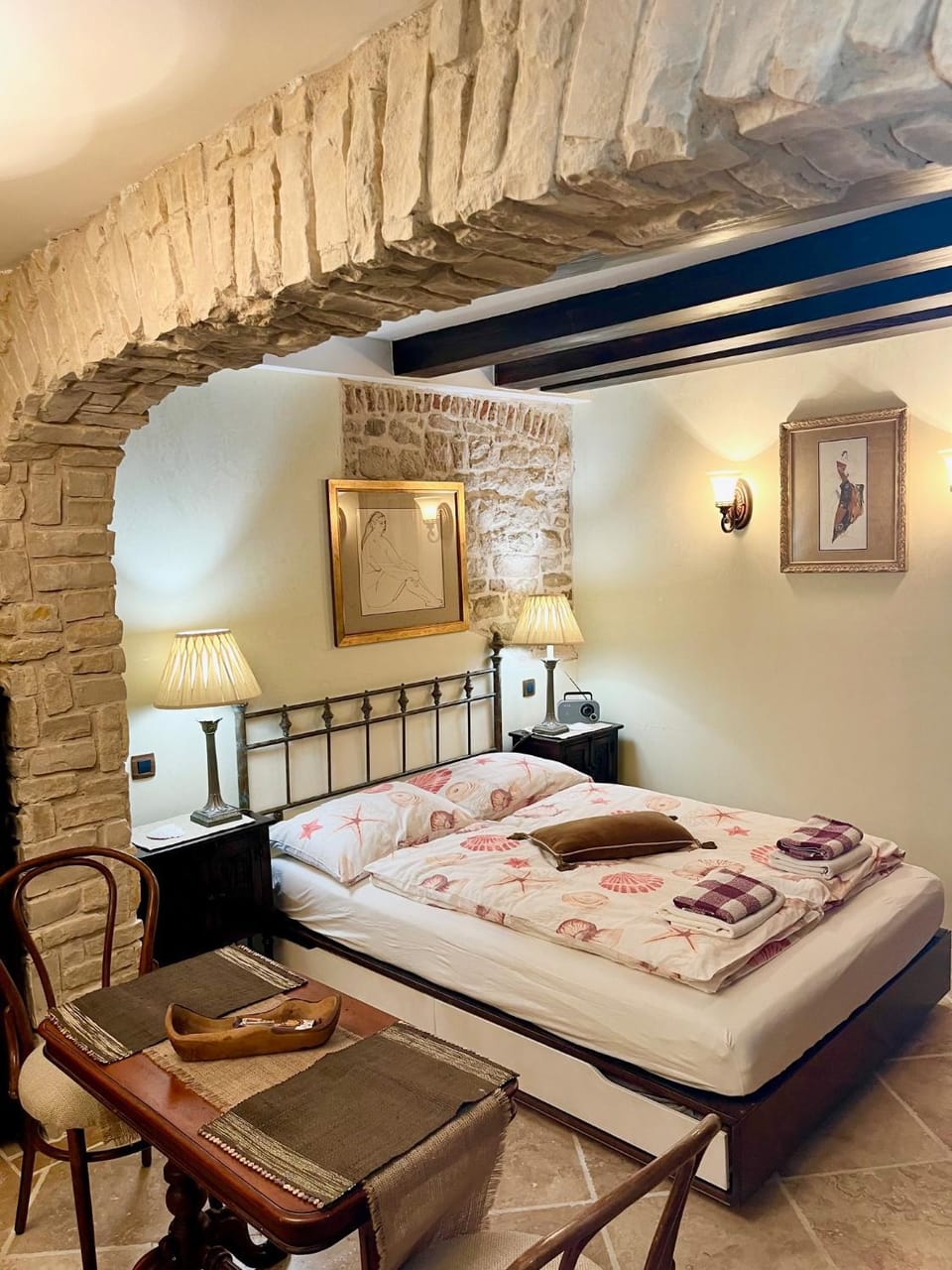 Bed, Photo of the whole room, Seating area