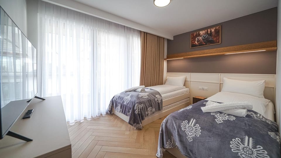 Bed, TV and multimedia, Bedroom