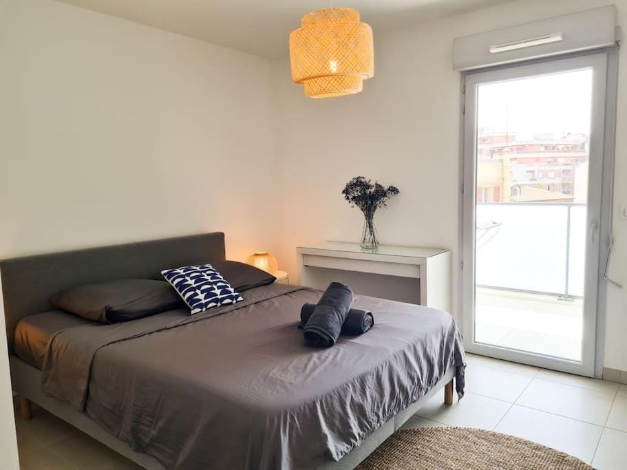 Photo of the whole room, Bedroom