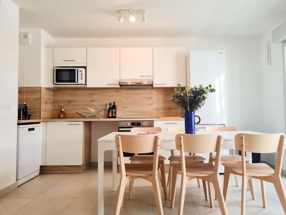 Kitchen or kitchenette, Dining area