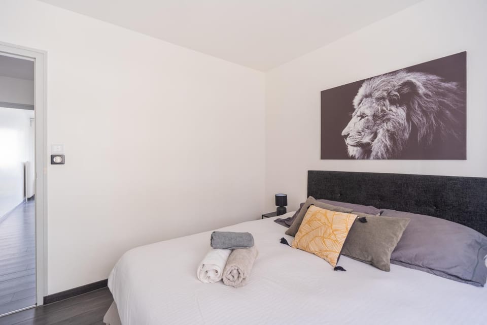 Bed, Photo of the whole room, Bedroom, towels