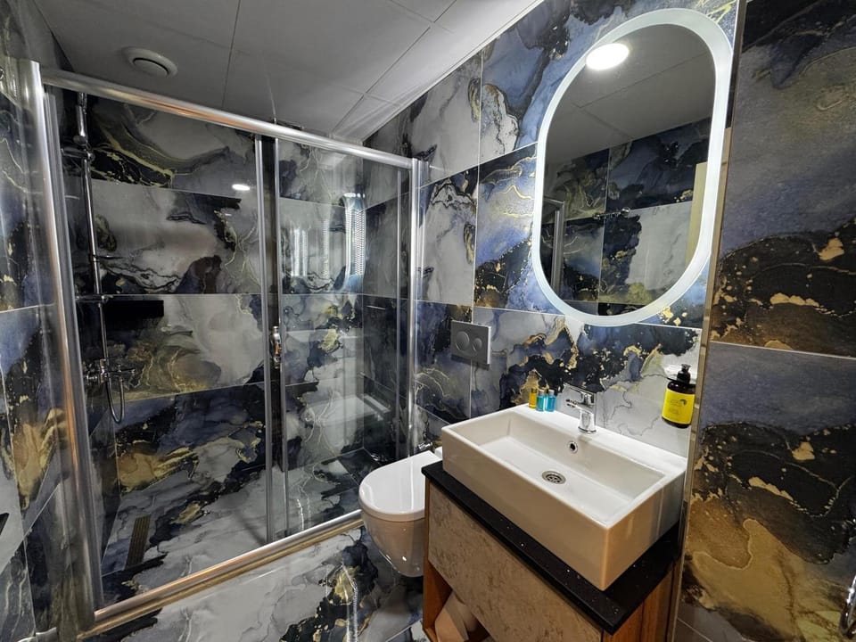 Shower, Toilet