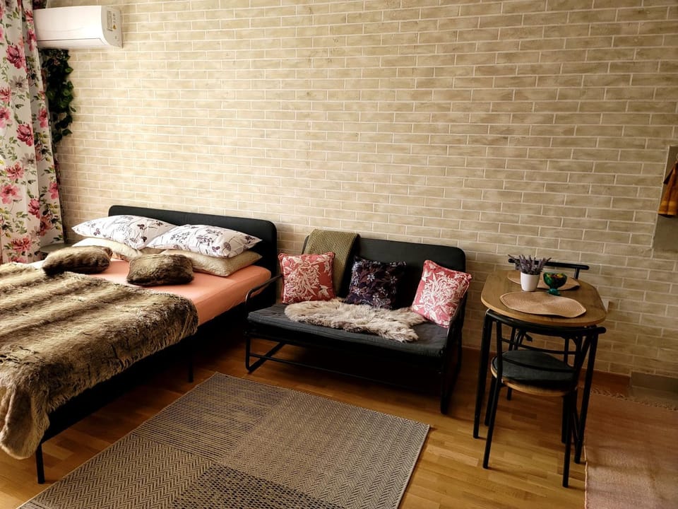 Apartman "CHARLIZE" with PRIVATЕ PARKING Apartment in Novi Sad