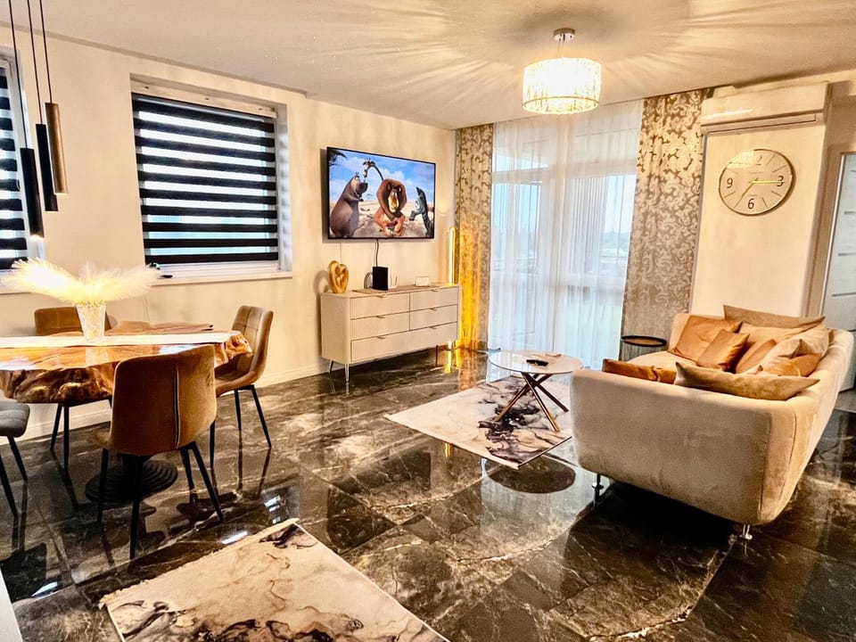 TV and multimedia, Living room, Seating area, Dining area, air conditioner