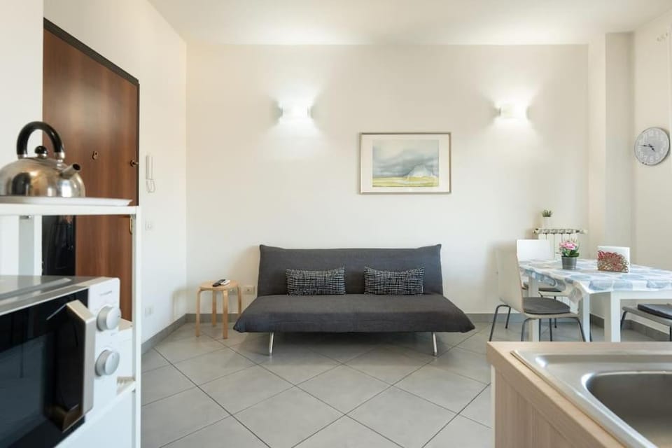 TV and multimedia, Kitchen or kitchenette, Living room, Seating area, Dining area