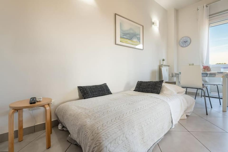 Bed, Living room, Seating area, Dining area