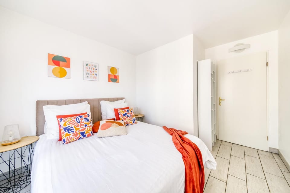 Bed, Photo of the whole room, Bedroom