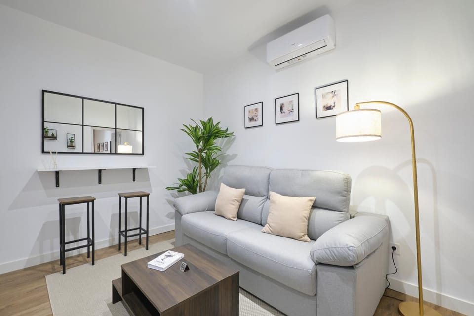 Living room, Lounge or bar, Seating area, Dining area, air conditioner