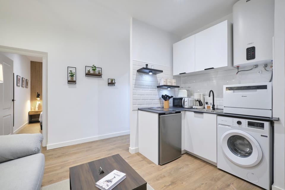 Kitchen or kitchenette, dishwasher, minibar, stove, washing machine