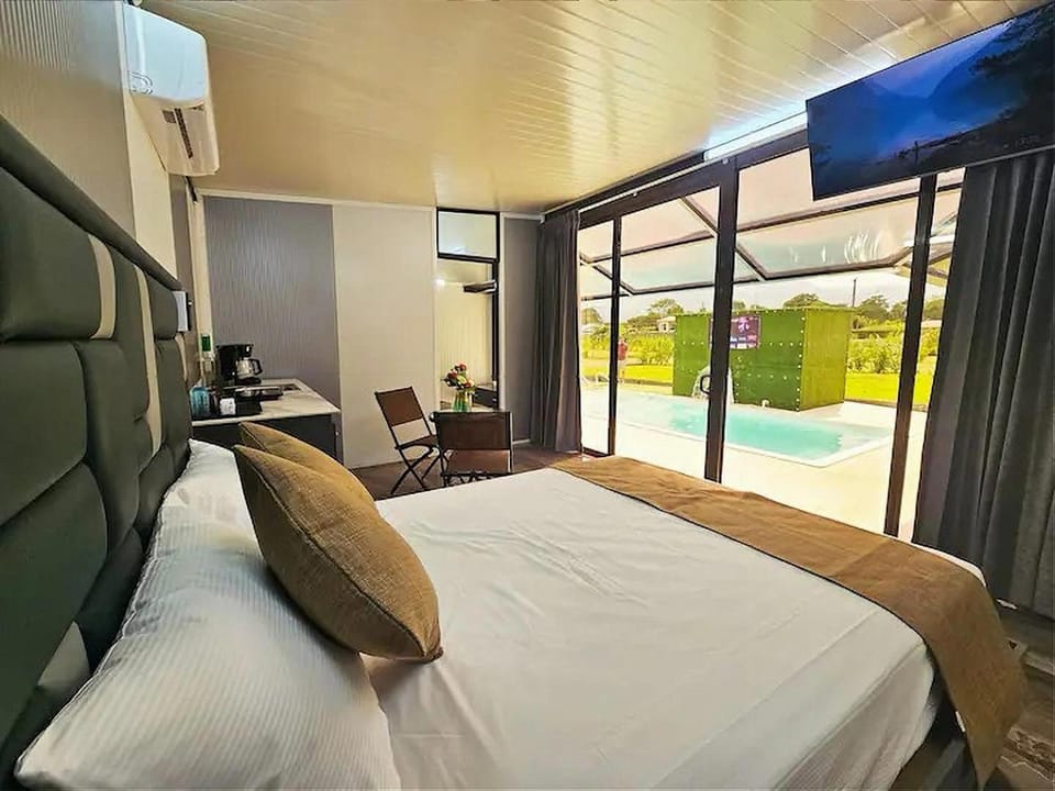 Communal lounge/ TV room, Bed, TV and multimedia, Living room, Photo of the whole room, Evening entertainment, Bedroom, Pool view, air conditioner
