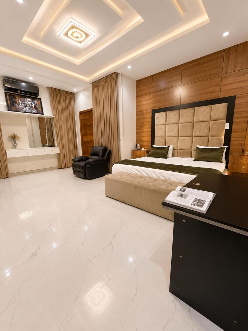 Bed, TV and multimedia, Seating area, Bedroom