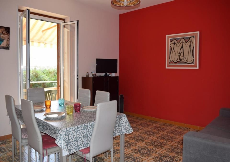 Communal lounge/ TV room, TV and multimedia, Living room, Seating area, Dining area
