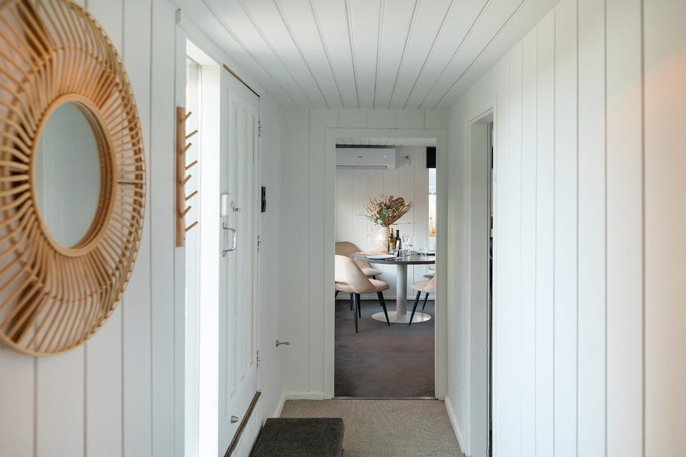 Facade/entrance, wardrobe
