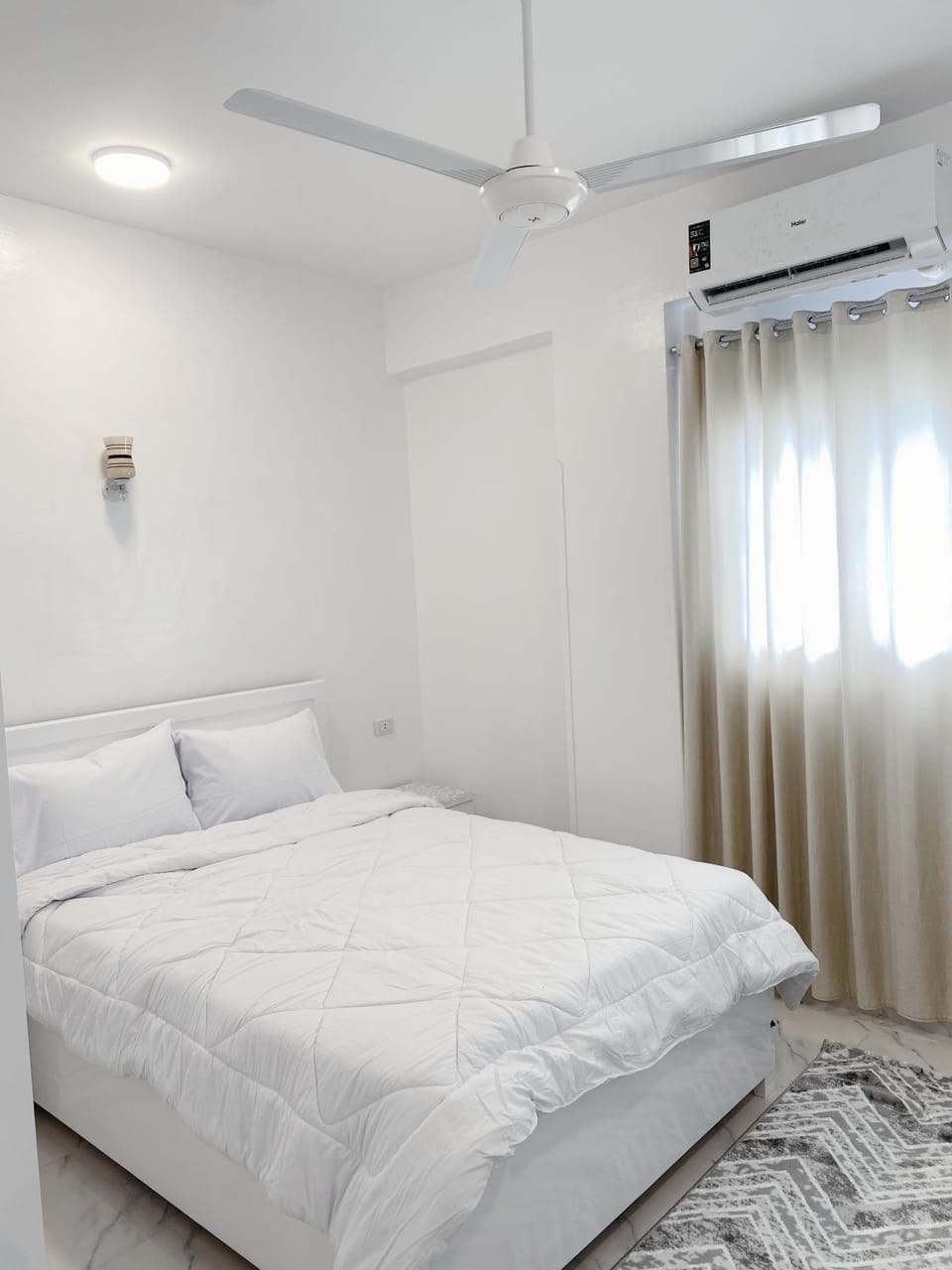 Bed, Photo of the whole room, Bedroom, fireplace, air conditioner