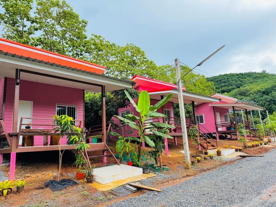 ตาแอกะยายแดงโฮมสเตย์ Villa in Thailand
