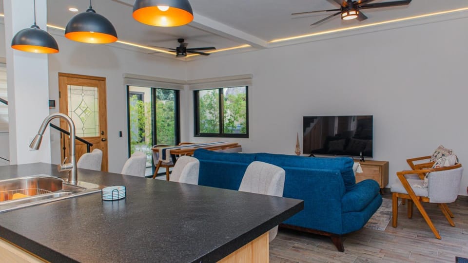 Communal lounge/ TV room, TV and multimedia, Living room, Dining area