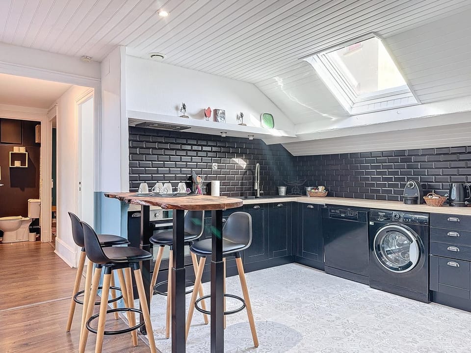 Coffee/tea facilities, Kitchen or kitchenette, Dining area, minibar