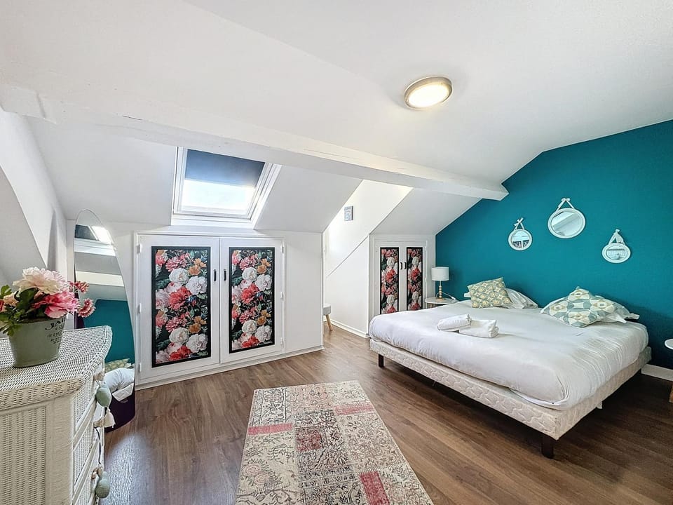 Bed, Photo of the whole room, Bedroom, towels