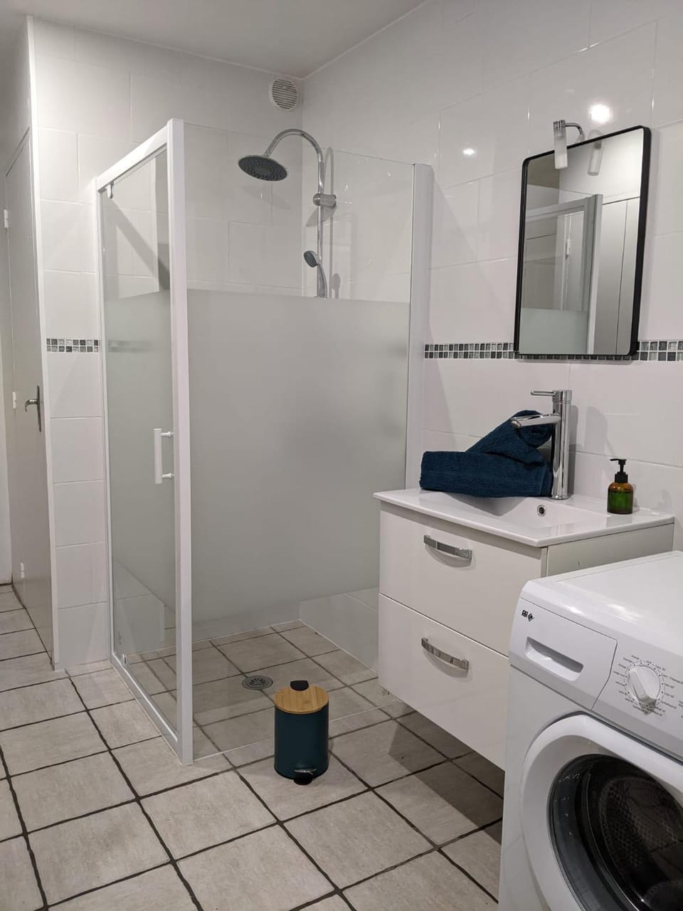 Shower, Bathroom, towels, washing machine