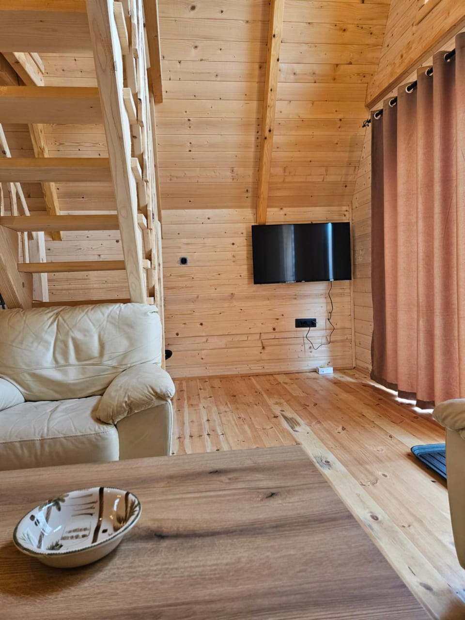 Communal lounge/ TV room, TV and multimedia, Living room, Seating area, Evening entertainment