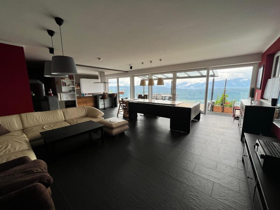Communal lounge/ TV room, TV and multimedia, Living room, Seating area, Dining area, Mountain view