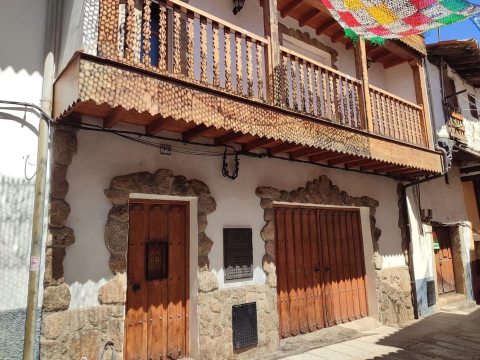 Property building, Facade/entrance, Balcony/Terrace