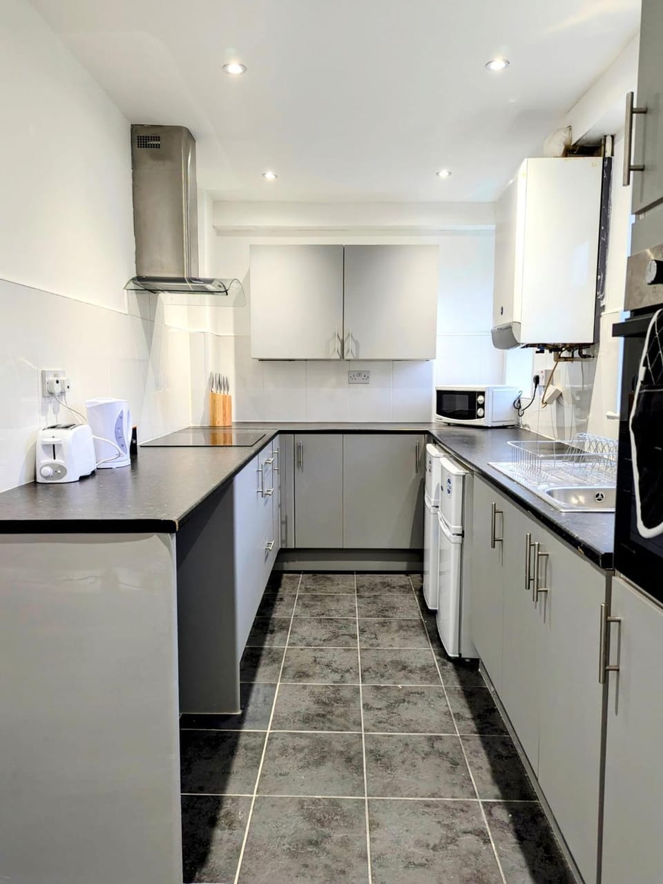 Spacious 3 BDRM with Driveway , Garden, Blyth Apartment in England