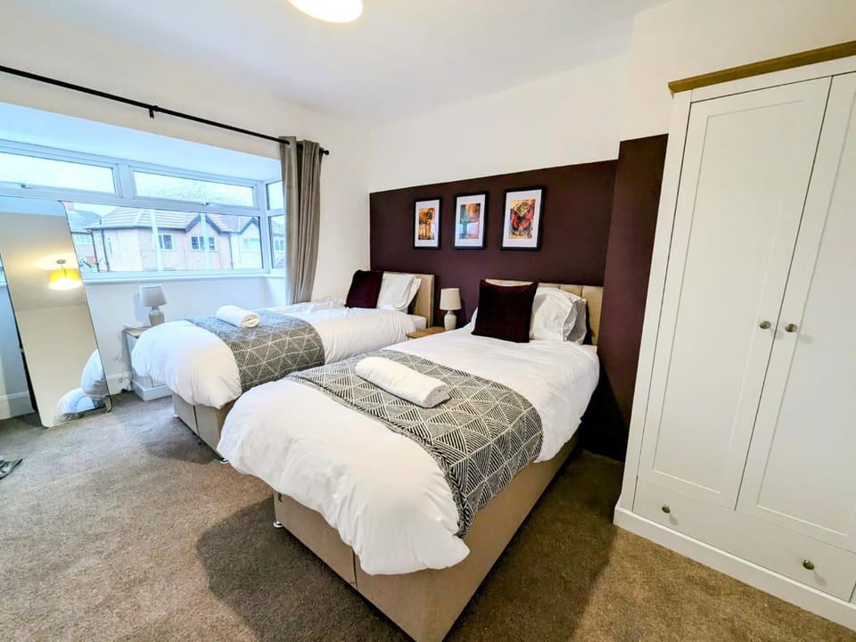 Spacious 3 BDRM with Driveway , Garden, Blyth Apartment in England