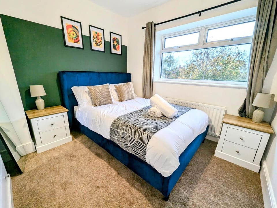 Spacious 3 BDRM with Driveway , Garden, Blyth Apartment in England