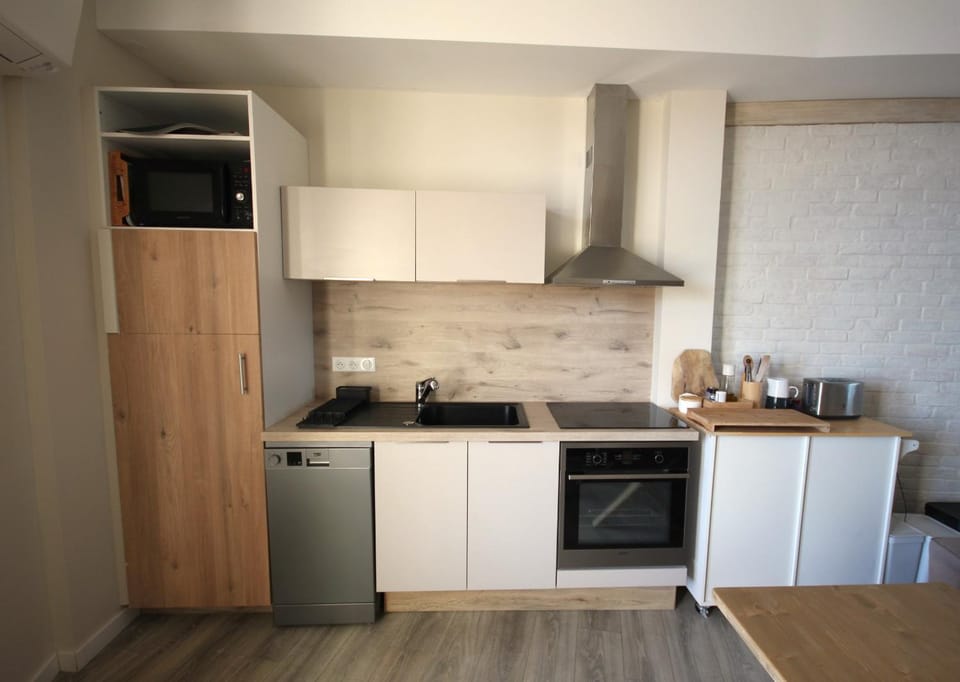 Kitchen or kitchenette, dishwasher, oven, stove