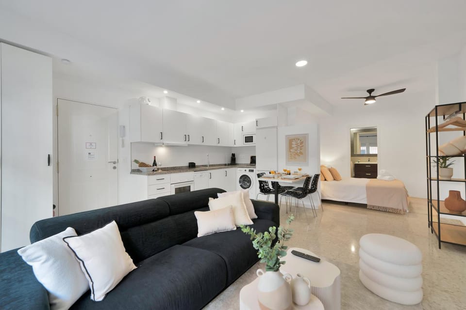Kitchen or kitchenette, Living room, Seating area, Dining area