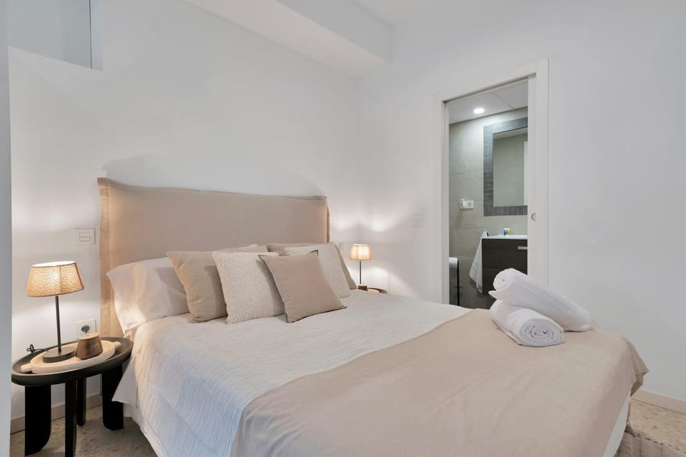 Bed, Photo of the whole room, Bedroom, towels