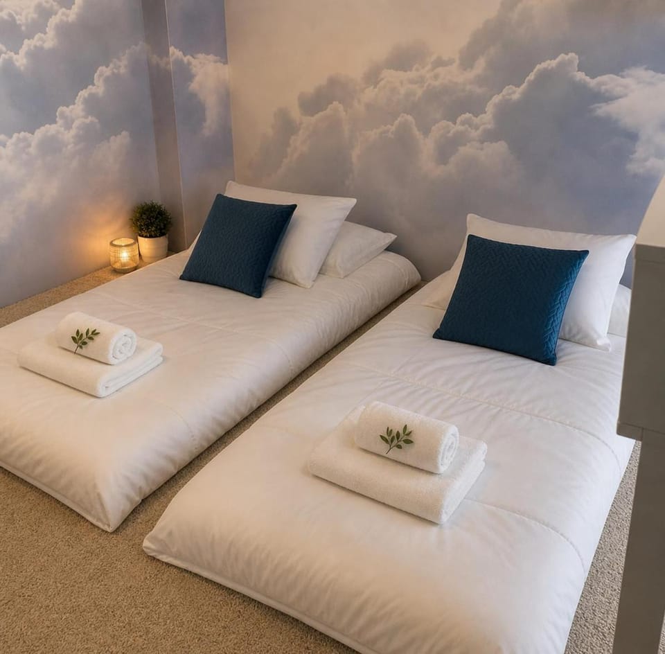 Bed, Photo of the whole room, Bedroom, towels