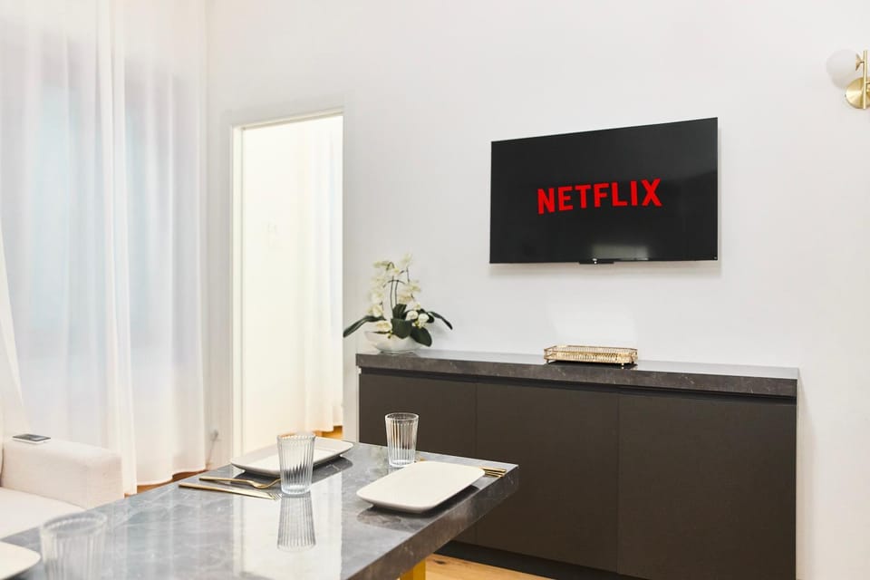 Communal lounge/ TV room, TV and multimedia, Dining area
