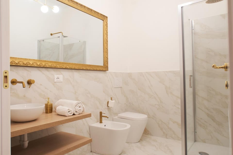 Shower, Toilet, Bathroom, bidet, towels