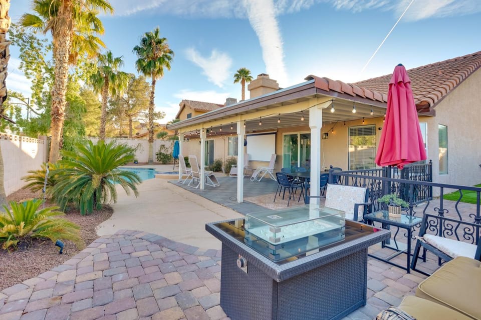 Outdoor Oasis & Game Room: Henderson Retreat House in Paradise