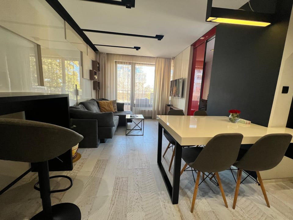 TV and multimedia, View (from property/room), Balcony/Terrace, Living room, Decorative detail, Seating area, Dining area, furniture, internet