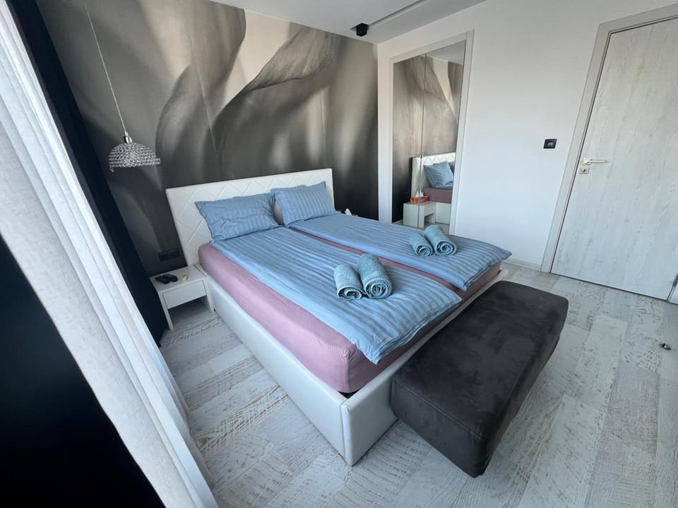 Bed, Photo of the whole room, Decorative detail, Decorative detail, Seating area, Bedroom, internet, towels, wardrobe