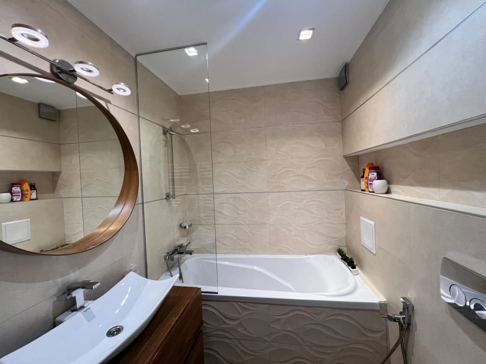 Shower, Toilet, Bathroom, Decorative detail, Bath, bidet, towels