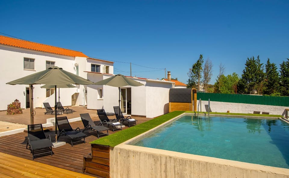 Property building, Patio, Day, Swimming pool, sunbed
