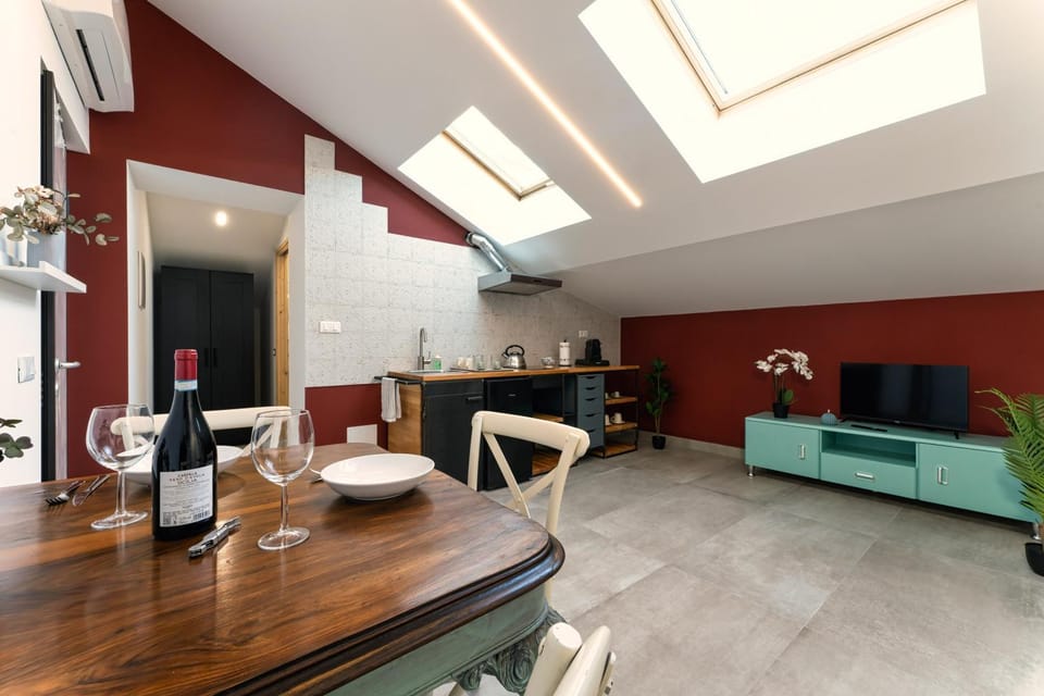 Kitchen or kitchenette, Living room, Seating area, Dining area