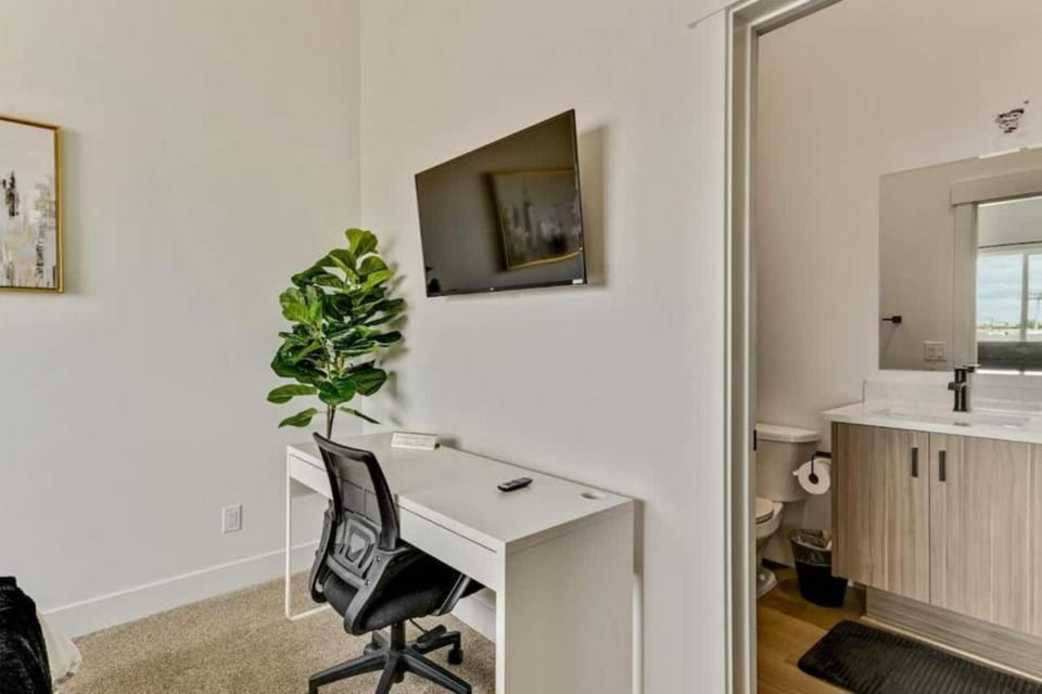 3 Min to DT - 2 Car Garage - Lux Townhome - King Bed House in Salt Lake City
