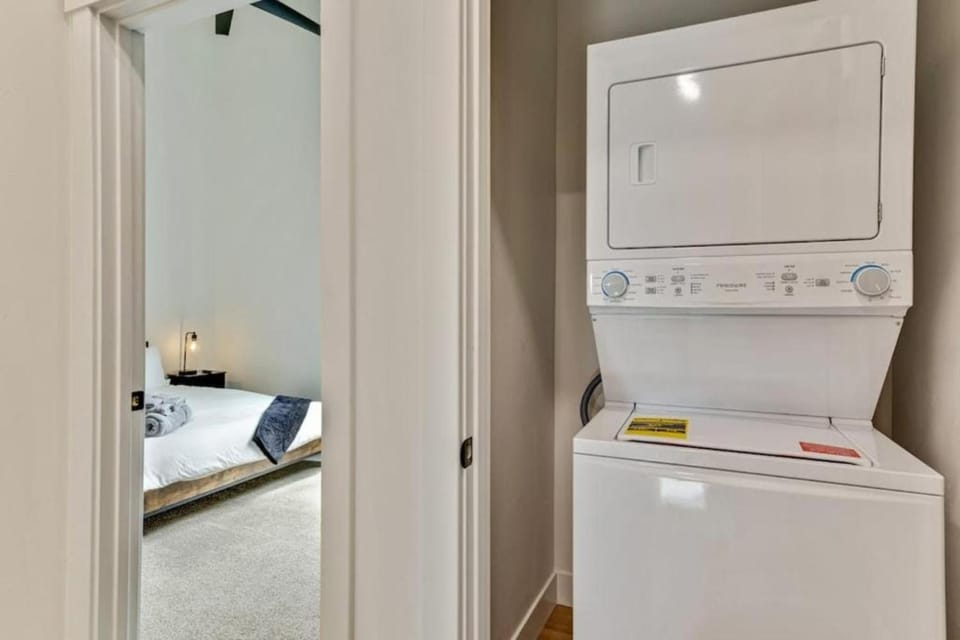 3 Min to DT - 2 Car Garage - Lux Townhome - King Bed House in Salt Lake City