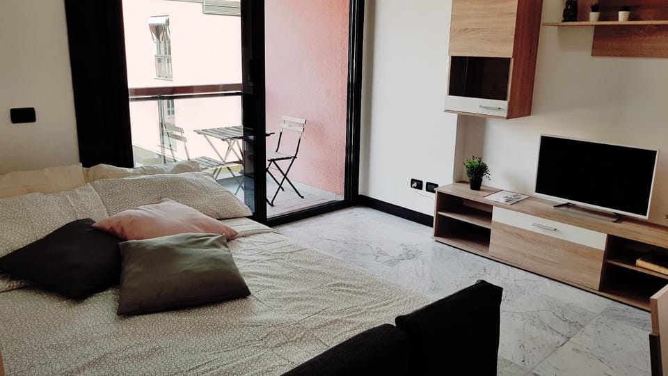Bed, TV and multimedia, Living room, Evening entertainment, Bedroom